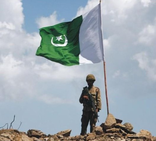 Pakistan-Flag-Lovers-A-Pakistani-soldier-with-a-large-Pakistani-Flag-Proud-Display-of-Pakistani-flag