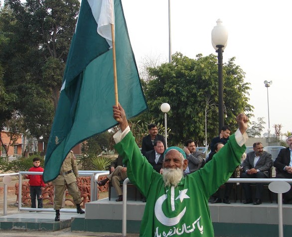 Pakistan-Lovers-Another-photo-of-Baba-Mehr-Din-at-Wagha-border-Lahore-photo-by-Jalal-Hameed-Bhatti-Display-of-Pakistani-flag