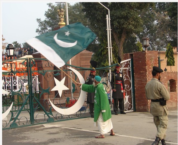 Pakistan-Lovers-Baba-Mehr-Din-waving-flat-at-Wagha-border-Display-of-Pakistani-flag