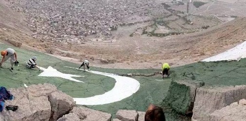 Pakistani-Flag-Pictures-Youth-painting-Pakistani-Flag-on-a-Mountain-in-Quetta-Pak-Flag-Lovers